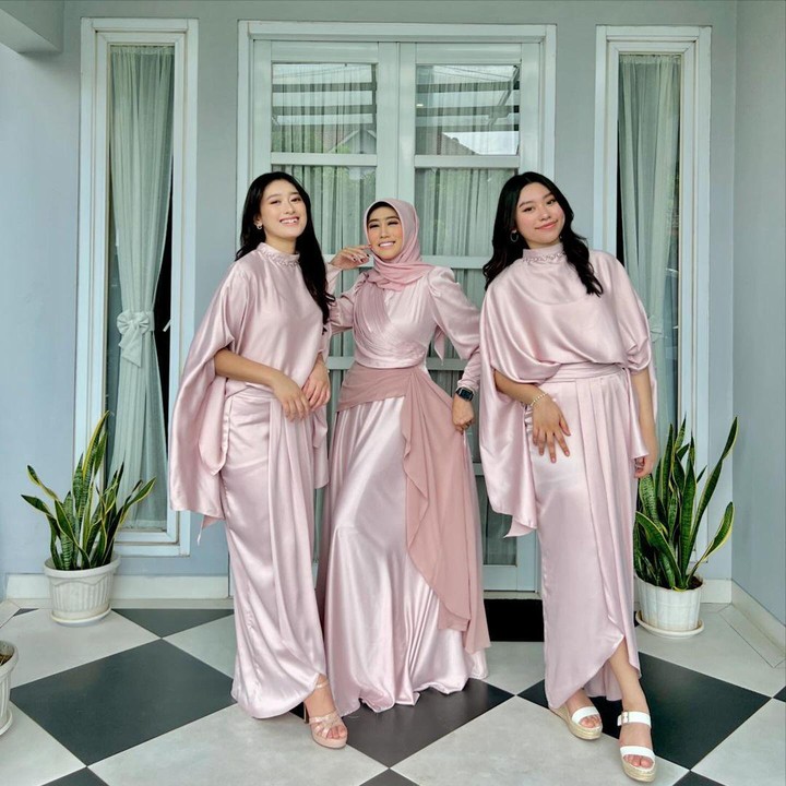 <p>Tidak hanya mengunggah potret dirinya sendiri, Fio juga senang membagikan berbagai kegiatannya dengan sang Kakak, Amanda Caesa, dan sang Bunda. Kompak banget, ya! (Foto: Instagram: @fiorellyxa)</p>