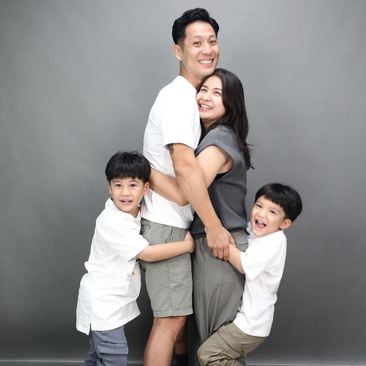 <p>"Satu yang disyukuri, walaupun ku hidup sama tiga laki-laki, tapi mereka enggak pernah nolak kalau disuruh <em>selfie</em>," tuturnya. (Foto: Instagram: @putrititian)</p>