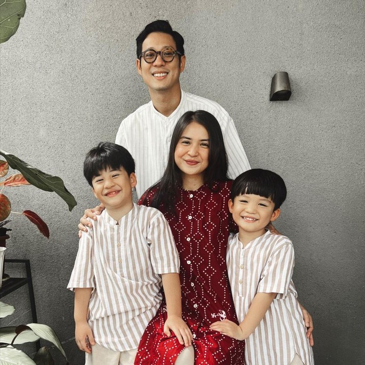 <p>Putri Titian melahirkan anak pertamanya yang bernama Theodore Iori Liem pada 25 Maret 2017. Sementara itu, Si Bungsu lahir pada tahun 2019 dan diberi nama Mykah Iago Liem. (Foto: Instagram: @putrititian)</p>