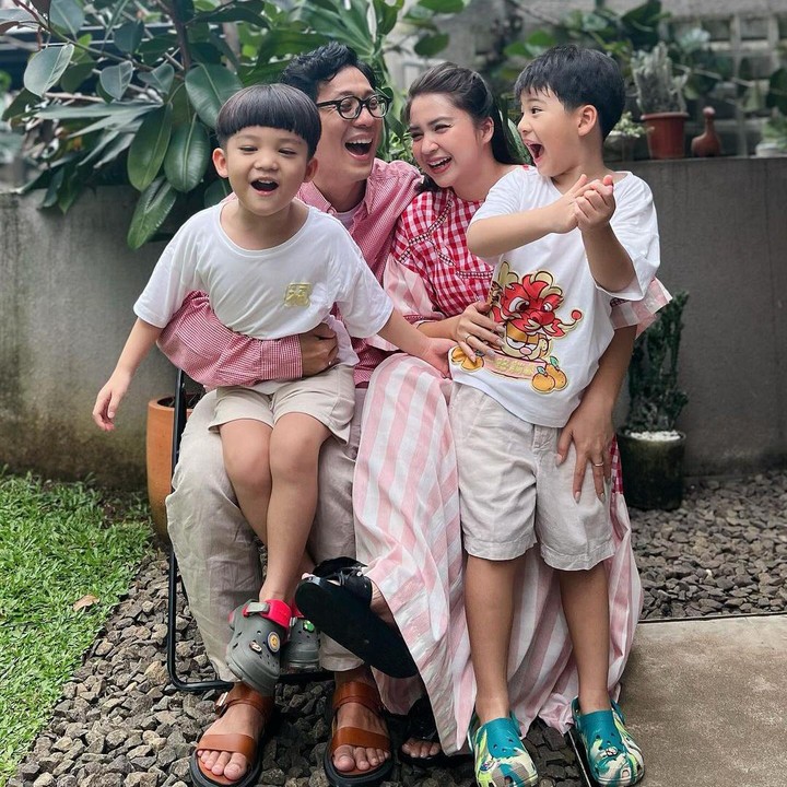 <p>Banyak netizen yang senang melihat keharmonisan keluarga Putri Titian dan Junior, lho. Tidak sedikit yang mendoakan agar Putri dan keluarga selalu diberikan kebahagiaan. (Foto: Instagram: @putrititian)</p>
