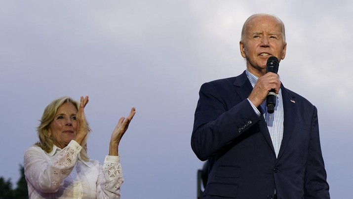 Presiden AS Joe Biden dan ibu negara Jill Biden menjadi tuan rumah perayaan Hari Kemerdekaan di Halaman Selatan Gedung Putih di Washington, AS, 4 Juli 2024. (REUTERS/Elizabeth Frantz)