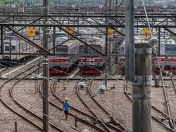 Pengumuman! KRL Beroperasi 24 Jam Pada Malam Tahun Baru