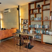 3 Rekomendasi Book Cafe di Jakarta Selatan, Tempat Nongkrong yang Bikin Candu dan Fotogenik Abis!