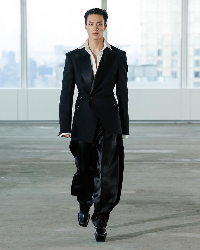 Resmi memulai debut sebagai model runway, Jeno NCT sukses mencuri atensi pakai blazer backless dan slit pants dipadukan dengan high heels saat menjadi model pembuka peragaan busana Ready-to-Wear Peter Do SS23 di NYFW./ Foto: instagram.com/the.peterdo