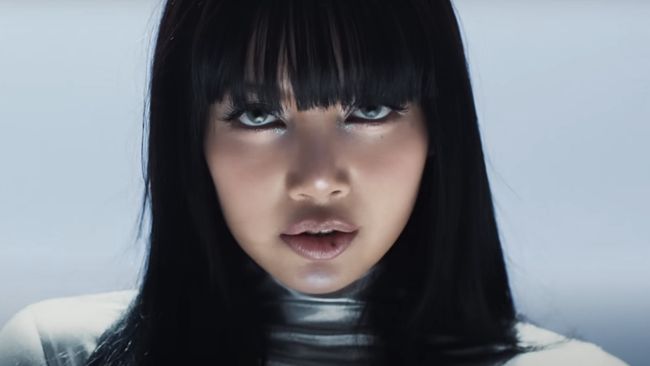 Fan atau Lilies bergaya maksimal jelang bertemu langsung idola mereka dalam LISA Fan Meetup in Asia 2024 di BCIS, Jumat (15/11).