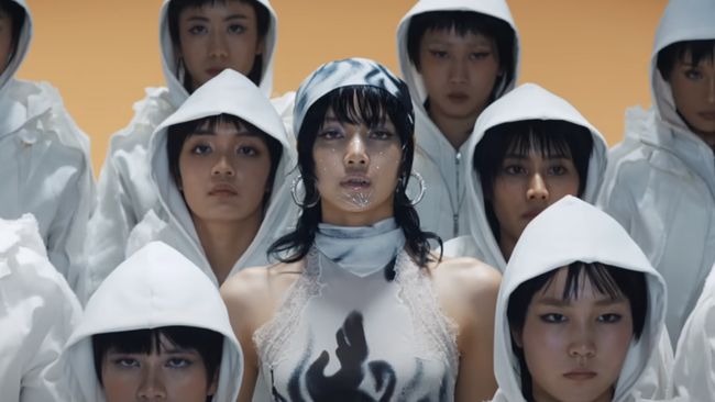 Sutradara klip lagu FE!N dari Travis Scott menuding video klip Rockstar dari Lisa BLACKPINK menjiplak konsep video yang ia garap.