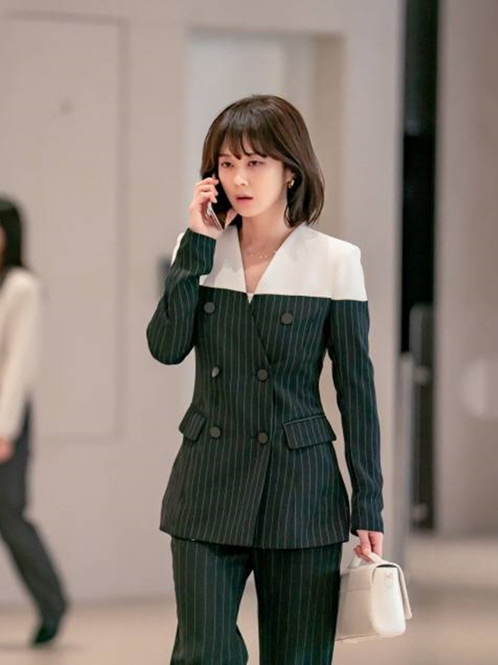 Saat berperan sebagai perempuan karier, Jang Nara kerap memakai setelan blazer yang sleek tapi tetap kece. Salah satunya adalah blazer double breasted yang berwarna hitam putih ini./Foto: hancinema.net