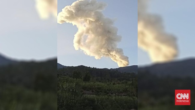 Gunung Marapi yang terletak di Kabupaten Agam dan Kabupaten Tanah Datar, Provinsi Sumatera Barat (Sumbar) mengalami tiga kali erupsi pada Minggu pagi.