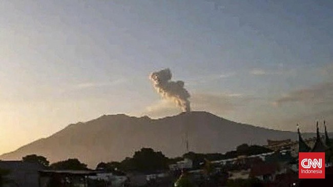 Erupsi Gunung Marapi terjadi pukul 11.56 WIB, disertai lontaran abu vulkanik setinggi 300 meter dari atas puncak.