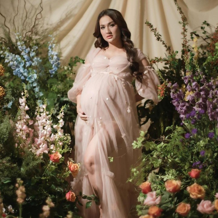 <p>Tengku Dewi Putri mengusung tema flower garden untuk maternity photoshoot kehamilan keduanya ini. Banyak hiasan bunga berwarna-warni dengan dedaunan hijau menghiasi set foto untuk maternity photoshoot ini. (Foto: Intstagram @tengkudewiputri_tdp)</p>