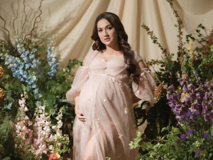 7 Potret Maternity Photoshoot Tengku Dewi Putri, Tampil Anggun dengan Nuansa Flower Garden