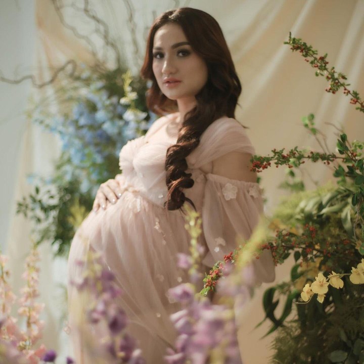 <p>Aktris Tengku Dewi Putri sebentar lagi akan melahirkan anak keduanya, Bunda. Baru-baru ini, perempuan 36 tahun itu membagikan potret maternity photoshoot kehamilan keduanya melalui media sosial. (Foto: Intstagram @tengkudewiputri_tdp)</p>