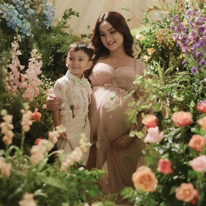 <p>Dalam maternity photoshoot kehamilan keduanya ini, Tengku Dewi Putri juga mengajak serta anak pertamanya, Eshan Rayn Fischer. Putra pertamanya ini terlihat tampan mengenakan kemeja yang dipadukan dengan dasi kupu-kupu dan baju overall berwarna beige. (Foto: Intstagram @tengkudewiputri_tdp)</p>