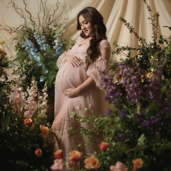 <p>Di maternity photoshoot ini, Tengku Dewi Putri terlihat cantik mengenakan gaun berwarna peach. Gaun ini sangat cocok dengan konsep flower garden yang diusung Tengku Dewi Putri, Bunda. (Foto: Intstagram @tengkudewiputri_tdp)</p>