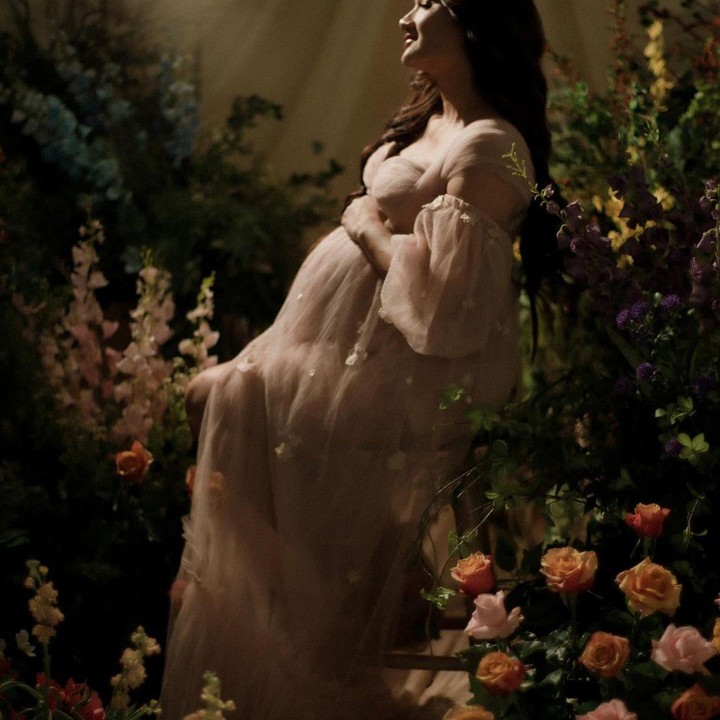 <p>Penampilan Tengku Dewi Putri di maternity photoshoot kehamilan keduanya ini banyak menuai pujian dari netizen lho. Mereka memuji paras Bunda satu anak ini yang terlihat cantik. "Cantik banget kak," tulis aun @je***. "Kaya Bidadari cantik banget," ujar @el***. (Foto: Intstagram @tengkudewiputri_tdp)</p>