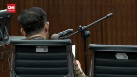 VIDEO: SYL Menahan Tangis Saat Bacakan Pleidoi dan menyebut nama Istri