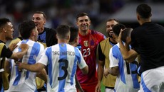 Ketika Messi Loyo, Dibu Martinez Selalu Selamatkan Argentina