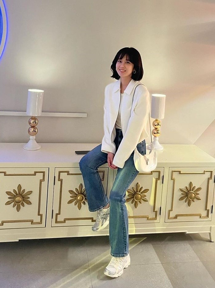 Untuk tampilan business casual, Beauties bisa mencontek gaya Jang Nara yang memadukan blus dengan jaket atau blazer putih dan jeans denim. Beauties bisa mengganti sepatunya dengan sneakers yang lebih simple atau high heels./Foto: Instagram.com/nara0318