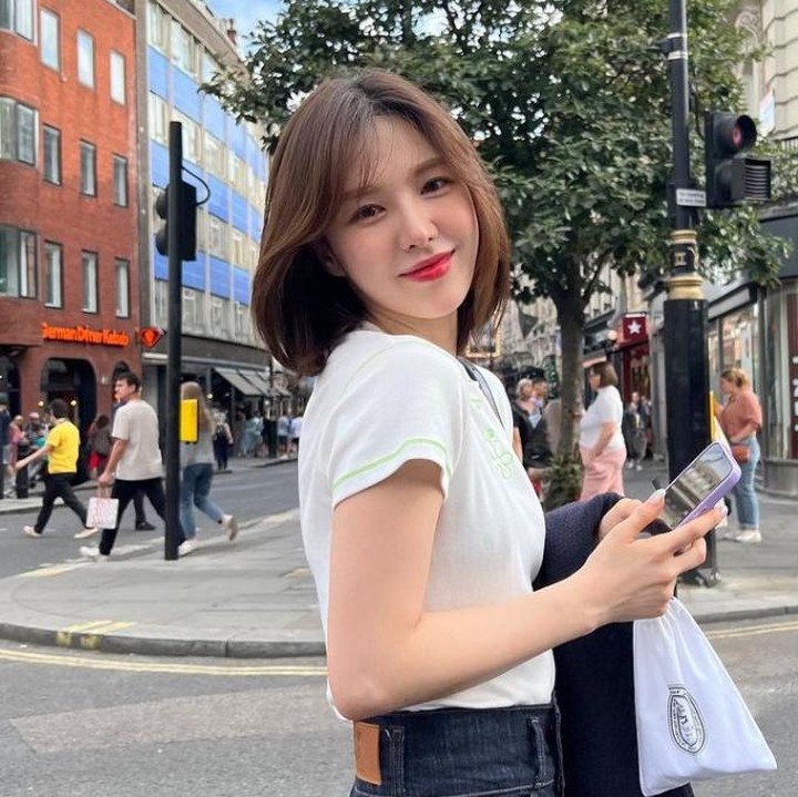 <p>Vokalis utama dari <em>girlgroup</em> Red Velvet, yakni Wendy merupakan artis perempuan yang memiliki IQ sebesar 140. Semasa sekolah dulu, Wendy pernah mendapatkan piagam sebagai siswa berprestasi di SMA bergengsi di Minnesota. (Foto: Instagram @todayis_wendy)</p>