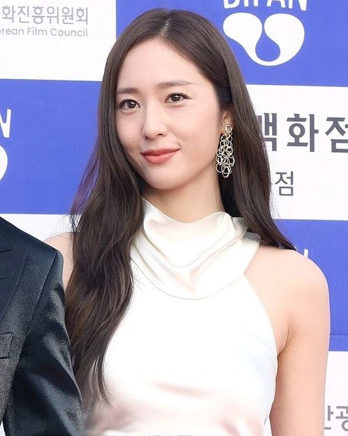 28th Bucheon International Fantastic Film dipandu oleh Krystal sebagai pembawa acara yang tampil elegan dengan balutan gaun putih memesonanya serta mengenakan anting-anting bergaya unik sebagai kunci penampilan karismatik yang khas./ Foto: allkpop.com