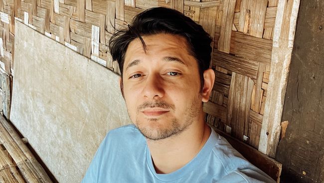 Andrew Andika telah tunangan dengan kekasih baru, Vio, dan berencana menikah setelah cerai pada Desember 2024.