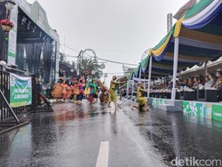 Warga Bandung Antusias Saksikan Asia Africa Festival Meski Diguyur Hujan