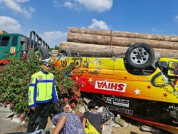 Ngerinya Kecelakaan Maut Elf Vs Trailer Tewaskan 2 Orang di Tol Kebomas