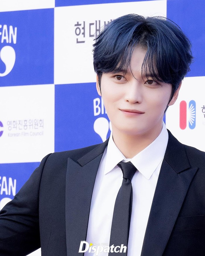 Jajaran selebriti dalam undangan Bucheon International Fantastic Film memancarkan pesona terbaiknya pada publik, termasuk Kim Jae Joong yang tampil memesona dengan balutan jas formal dan visualnya yang mendebarkan hati./ Foto: instagram.com/koreadispatch