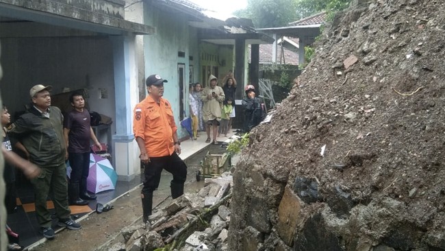 Sedikitnya lima kelurahan di Kota Tangerang Selatan terendam banjir hingga longsor akibat hujan deras nan turun sepanjang hari di area Jabodetabek.