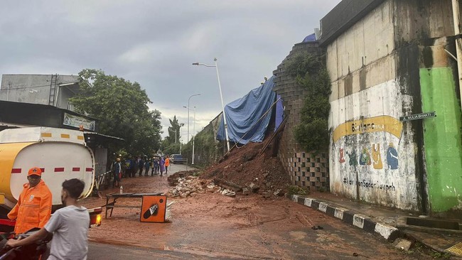 Tebing jalan tol nan masuk ruas Jakarta Outer Ring Road (JORR) Mulia Bhakti Bintaro, Jakarta Selatan longsor akibat hujan deras.