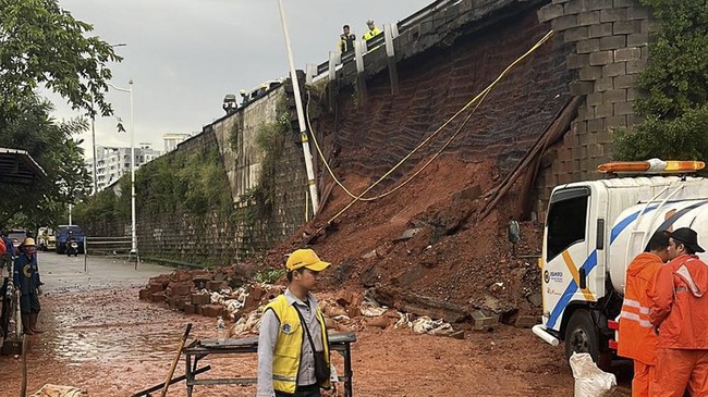 Hujan dengan intensitas deras memicu longsor di Jalan Rancahaur, Desa Karang Tengah, Kecamatan Pagedangan, Kabupaten Tangerang, Banten, Selasa (5/11) sore.