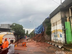 Petugas Bersihkan Material Longsor Tebing Tol di Bintaro Jaksel