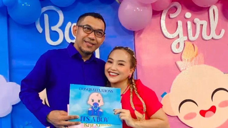Mpok Alpa hamil anak kembar