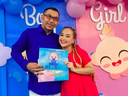 Mpok Alpa Melahirkan Anak Kembar Lewat Operasi Caesar, Suami Setia Menemani