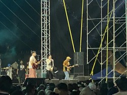 Penampilan Kunto Aji Bius Penonton Prambanan Jazz 2024