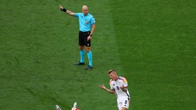 2 Keputusan Kontroversial Wasit Taylor Saat Spanyol Hajar Jerman