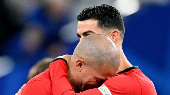 Tangisan Pilu Pepe di Bahu Ronaldo saat Portugal Berakhir di Euro