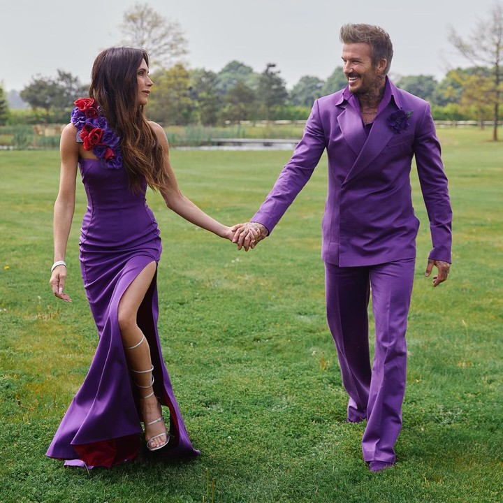 <p>"Ya, kami masih menyimpannya! Sungguh tak dipercaya sudah 25 tahun berlalu dan masih muat dipakai," tulis Victoria dalam Bahasa Inggris di keterangan fotonya. (Foto: Instagram @victoriabeckham @davidbeckham)</p>