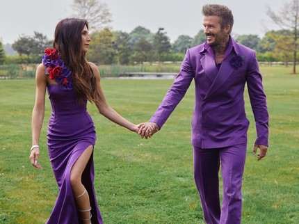5 Potret Victoria & David Beckham Pakai Gaun saat Menikah 25 Thn Lalu, Masih Muat Bun