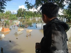 Luapan Sungai Cibuaya Indramayu Rendam Permukiman hingga Kuburan