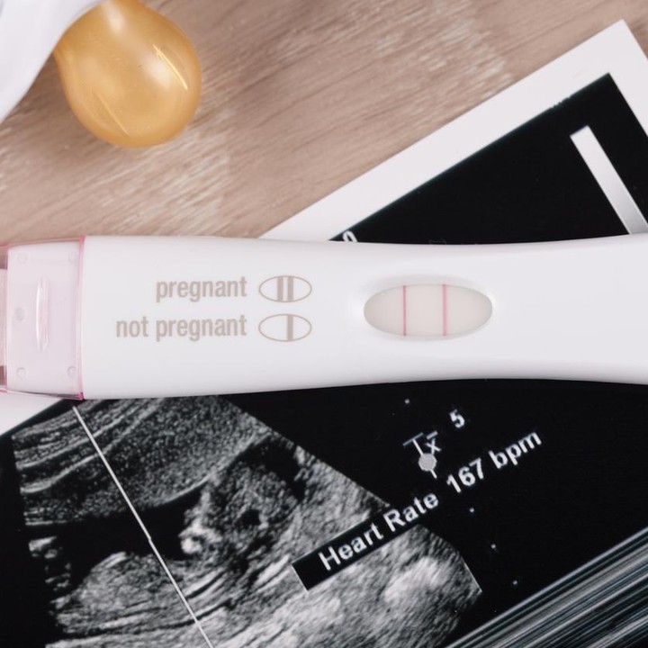 <p>Sama dengan tespek non-digital, beberapa jenis tespek digital juga mengeluarkan hasil dua garis untuk positif hamil. Hasil dengan alat ini cukup sensitif untuk mendeteksi hCG sampai nilai 15 mIU/mL, karena menggunakan metode <em>rapid assay delivery</em>. Selain menandakan positif hamil, hasil dua garis samar pada tespek digital juga dapat&nbsp;menandakan sensitivitas alat yang rendah atau membaca hasilnya terlalu cepat.&nbsp;(Foto: Getty Images/iStockphoto)</p>