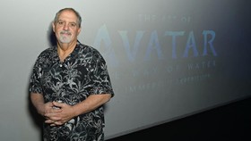 Produser Film 'Titanic' Jon Landau Meninggal Dunia