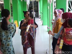 Terjadi Gempa, Ayah Bopong Anak yang Lagi Opname Keluar dari Rumah Sakit
