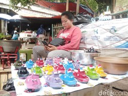 Kesetiaan Ani 7 Tahun Jual Mainan Perahu Otok-otok di Cirebon