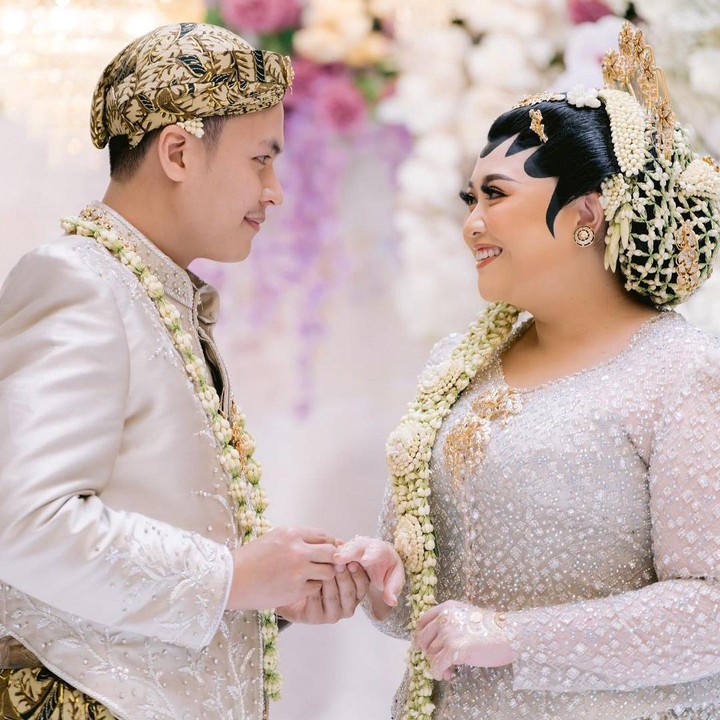 <p>Dekorasi pernikahan Clarissa pun terlihat sangat cantik. Pelaminannya dipenuhi dengan bunga bernuansa putih, merah muda, dan ungu. (Foto: Instagram: @clarissaputri_)</p>