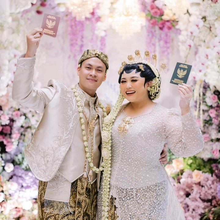 <p>Selebgram ternama Clarissa Putri resmi dipersunting oleh sang kekasih, Sandro, pada Minggu (7/7/2024). Akad nikah digelar dengan sangat khidmat menggunakan adat Jawa. (Foto: Instagram: @clarissaputri_)</p>