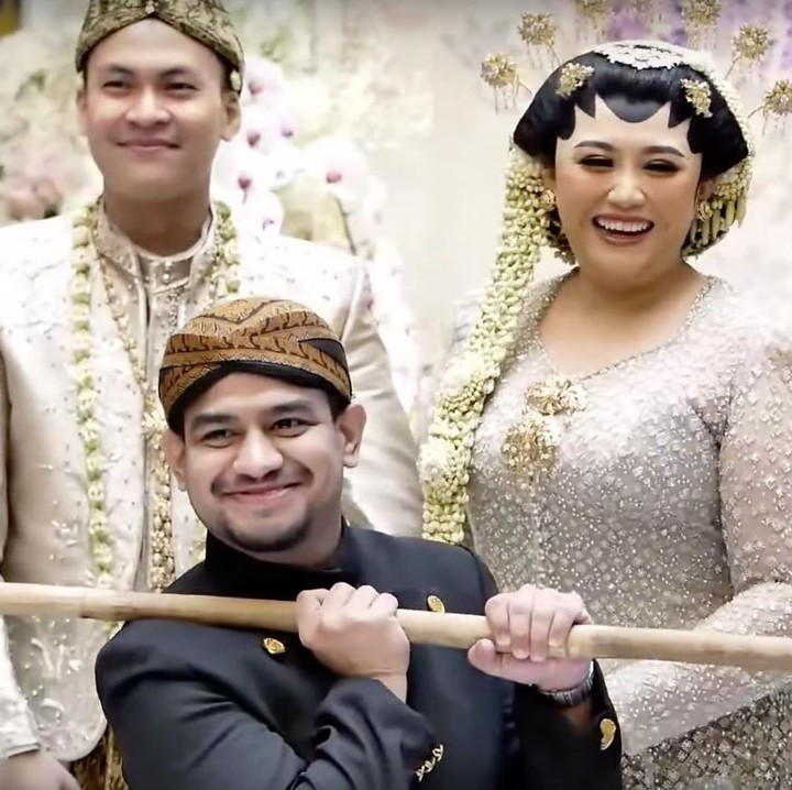 <p>Tidak hanya keluarga, turut hadir pula sahabat dari Clarissa Putri, Fadil Jaidi, Bunda. Dalam akad nikahnya ini, Fadil mengemban tugas penting dalam prosesi bubak kawah. (Foto: YouTube Clarissa Putri H)</p>