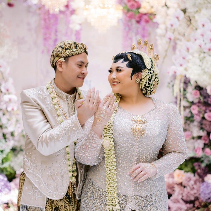 <p>Clarissa terlihat memesona dengan kebaya payet warna beige. Sementara itu, sang suami terlihat gagah dengan beskap warna senada. (Foto: Instagram: @clarissaputri_)</p>