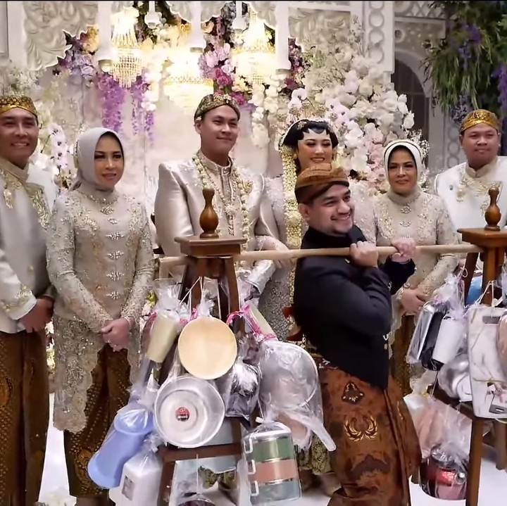 <p>Bubak kawah sendiri merupakan tradisi yang menyimbolkan rasa syukur karena orang tua telah menikahkan anak untuk pertama kalinya. Dalam tradisi ini, Fadil diminta untuk memikul berbagai peralatan dapur yang kemudian akan diperebutkan oleh tamu undangan. (Foto: YouTube Clarissa Putri H)</p>