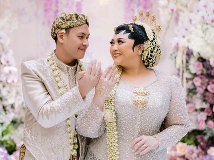 5 Potret Akad Nikah Clarissa Putri & Sandro, Fadil Jaidi Pikul Alat Dapur saat Tradisi Bubak Kawah